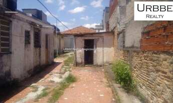 Imagem 1: Terreno com casas antigas