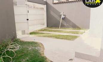 Imagem 3: Casa de esquina bem arejada com muita iluminação natural recém construída. Tem uma sala am