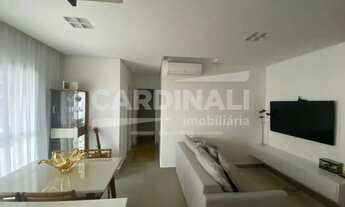 Imagem 2: Apartamento com localização privilegiada, com sacada gourmet e repletos de armários