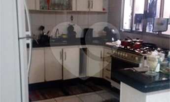 Imagem 3: Sobrado com 3 dormitórios, 2 vagas de garagem, 2 banheiros, com armários planejados