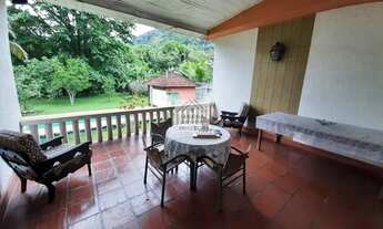 Imagem 3: Casa com 5 quartos sendo 2 suítes, terreno 3,200m², cercado pela natureza exuberante de Gu