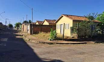 Imagem: Casa esquina murada lateral e fundo pra