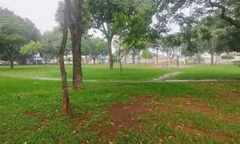 Imagem 5: Casa Térrea de esquina com Piscina ao lado de uma Praça