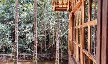 Imagem 6: Chácara à beira de um rio de águas cristalinas, cercada por exuberante vegetação da Mata A