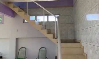 Imagem 3: Prédio de três andares com sacada