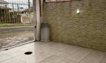 Imagem 2: Casa com Duas Residências e Pátio Amplo no Bairro Tranquilo