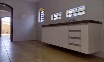 Imagem 3: Sobrado para locação possui 198 metros quadrados com 3 quartos em Centro - Caraguatatuba