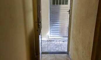 Imagem: Casa com 3 cômodos e 1 banheiro. 700,00