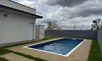 Imagem 6: Casa nova em fase de acabamento, localizado no Ninho Verde 1, frente com o asfalto