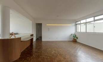 Imagem 3: Apartamento reformado com três quartos (uma suíte) no Batel