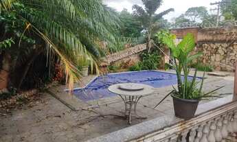 Imagem 4: Casa Térrea de esquina com Piscina ao lado de uma Praça