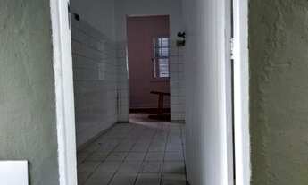 Imagem 4: Casa dos fundos com area grande de serviço, varanda e garagem