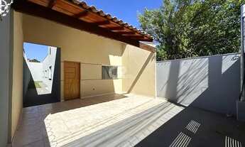 Imagem: Casa à Venda com 3 quartos, 2 banheiros