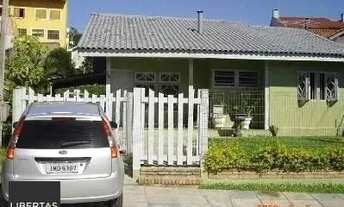 Imagem 2: Casa em Porto Alegre, no bairro Ipanema, com 3 dormitório(s), e 3 banheiros, à v