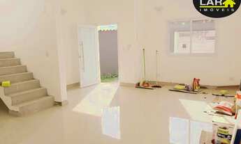 Imagem 4: Casa de esquina bem arejada com muita iluminação natural recém construída. Tem uma sala am