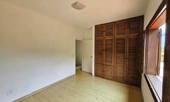 Imagem 2: Quarto tranquilo e arejado