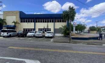 Imagem 2: O imóvel localizado na Av. Luciano Carneiro, apresenta ampla área construída, ideal para d