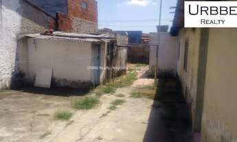 Imagem 4: Terreno com casas antigas