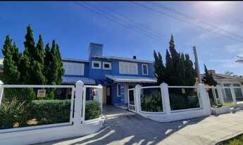 Imagem: Elegance Imóveis Dois sobrados idênticos