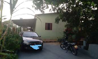 Imagem: Vende-se uma casa, com 2 barracos no fundo