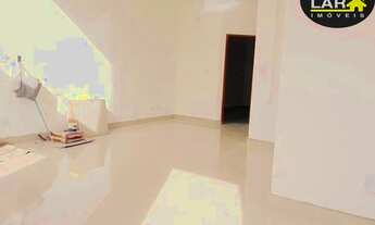 Imagem 5: Casa de esquina bem arejada com muita iluminação natural recém construída. Tem uma sala am