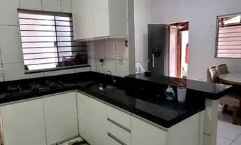 Imagem 4: Casa usada com 2 quartos no Bairro Carmelo. Garagem coberta e armários