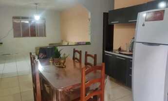 Imagem 2: Casa Térrea de esquina com Piscina ao lado de uma Praça