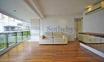 Imagem 2: Cobertura com piscina em prédio imponente