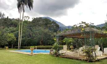 Imagem 3: Casa linear com amplo gramado