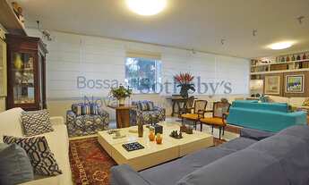 Imagem 2: Apartamento em rua nobre e arborizada