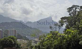 Imagem 2: Casa reformada com vista para o verde e Cristo Redentor