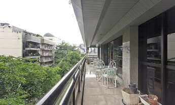 Imagem 2: Apartamento em rua arborizada