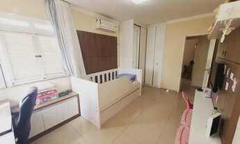 Imagem 3: Casa de condomínio para venda possui 250 metros quadrados com 4 quartos