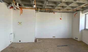 Imagem 4: Sala disponível para a venda possui 260m², com 04 salas, 04 banheiros