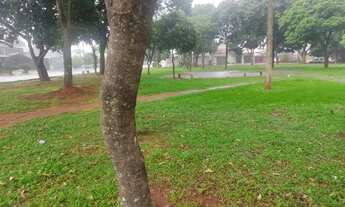 Imagem 6: Casa Térrea de esquina com Piscina ao lado de uma Praça