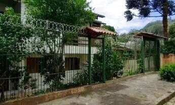 Imagem 3: Casa em Porto Alegre, no bairro Nonoai, com 6 dormitório(s), e 6 banheiros, à ve