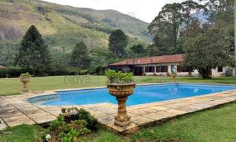 Imagem 6: Casa linear com amplo gramado