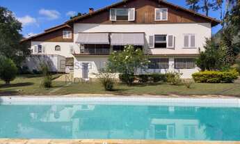 Imagem: Casa com piscina em rua privativa