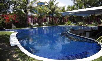 Imagem 2: Pousada com paisagismo exuberante e área de lazer com piscina