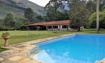 Imagem: Casa linear com amplo gramado