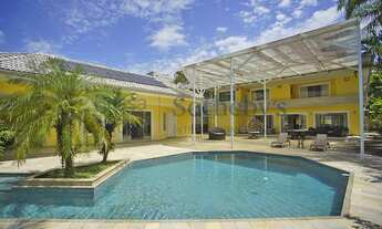 Imagem: Casa espaçosa com piscina em condomínio