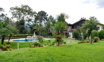 Imagem 6: Casa com piscina e arquitetura sofisticada