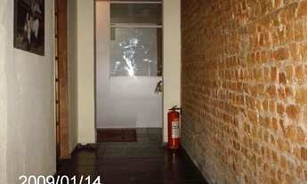 Imagem 3: Quarto individual na escadaria de azulejos do Selarón