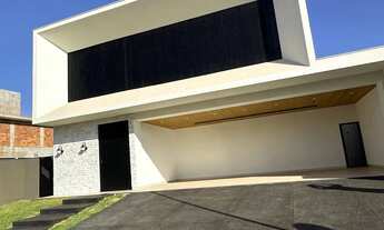 Imagem 2: Sobrado para venda possui 453 metros quadrados com 4 suítes em Jardins Itália - Goiânia