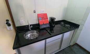 Imagem 7: Flat mobiliado com arrumação de quarto, com cozinha completa com geladeira grande. Sem bur