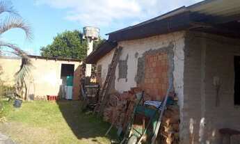 Imagem 5: Casa com banheiro, 1 quarto e varanda, em um terreno de 27m x 60m