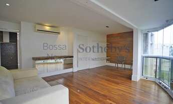 Imagem 4: Cobertura com piscina em prédio imponente