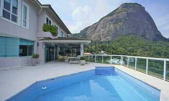 Imagem 2: Casa com jardim e vista para o Joá