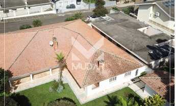 Imagem 3: Casa Alto Padrão com 4 quartos (2 suítes) no Jardim América