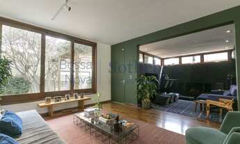 Imagem 3: Casa repleta de verde em localização nobre